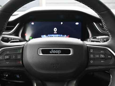 Used 2024 Jeep Grand Cherokee L Limited image 20