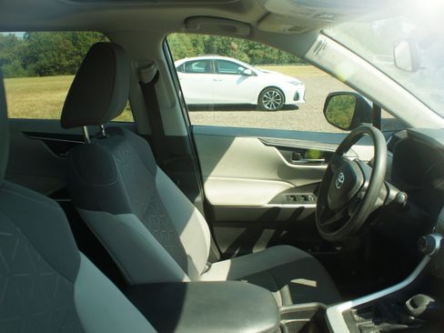 Used 2020 Toyota RAV4 XLE w/ Convenience Package FWD image 5