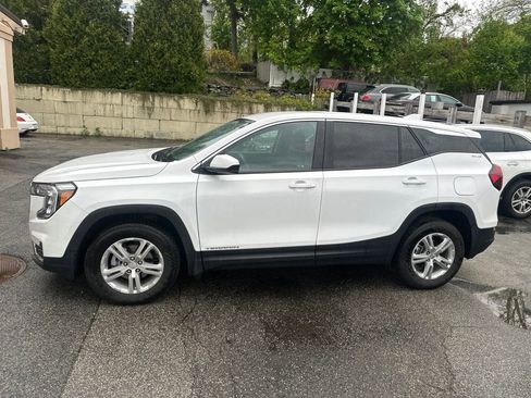 Used 2024 GMC Terrain SLE AWD/4WD image 3