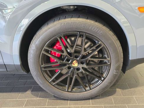 Used 2024 Porsche Cayenne S image 11