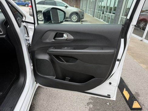Used 2026 Chrysler Pacifica Select FWD image 21