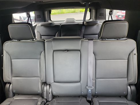 Certified 2024 GMC Yukon XL SLT w/ SLT Luxury Package AWD/4WD image 22