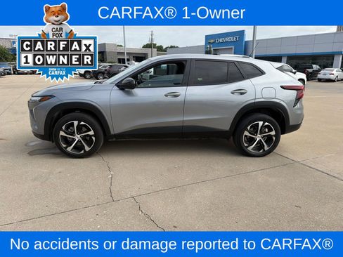 Used 2025 Chevrolet Trax RS w/ Driver Confidence Package FWD image 2