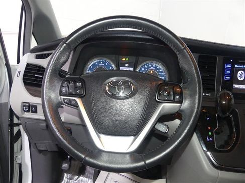 Used 2017 Toyota Sienna XLE image 29