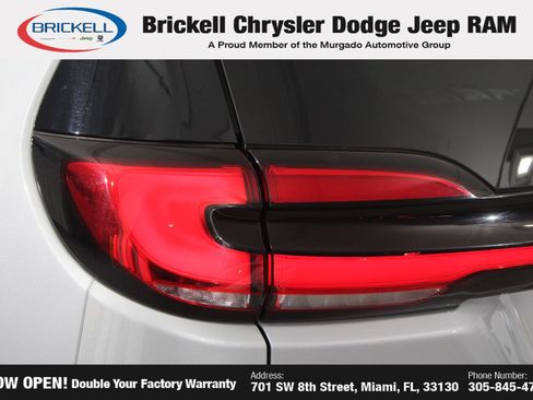 Used 2023 Chrysler Pacifica Touring-L FWD image 10