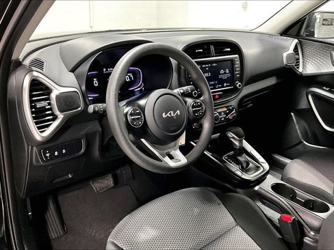Used 2025 Kia Soul LX w/ LX Technology Package FWD image 16