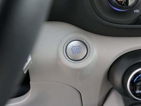 Used 2025 Hyundai Venue SEL image 16