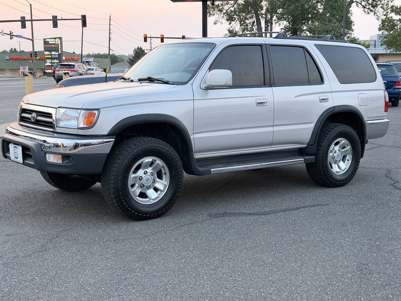 Used 1999 Toyota 4Runner SR5 w/ Upgrade Value Pkg 4 AWD/4WD image 9