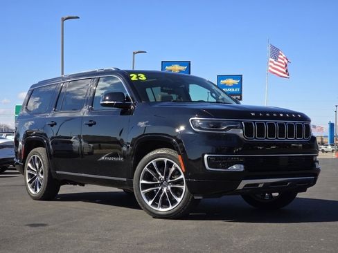 Used 2023 Jeep Wagoneer Series III w/ Premium Group I image 2