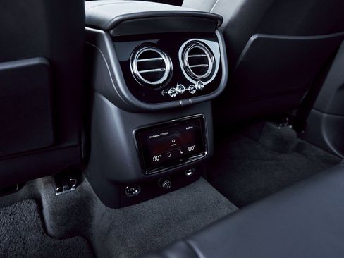 Used 2022 Bentley Bentayga image 48