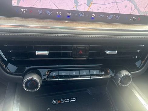 Used 2026 Chevrolet Suburban High Country AWD/4WD image 7