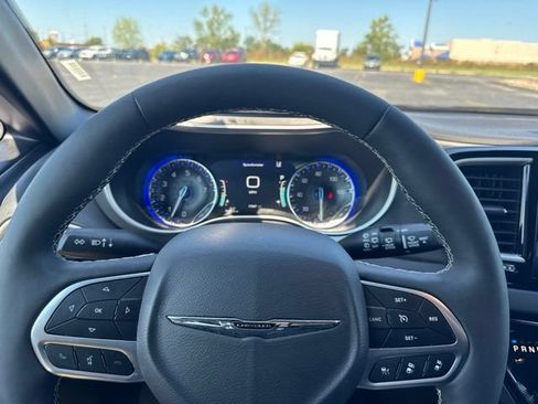 Used 2025 Chrysler Pacifica Select FWD image 9