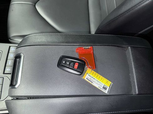 Used 2022 Toyota Highlander XLE AWD/4WD image 33