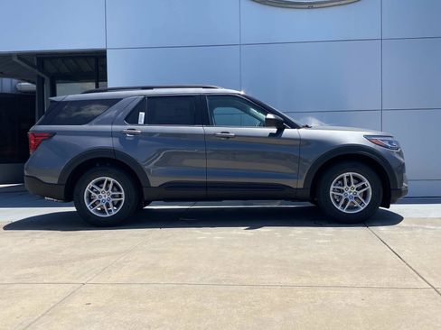 New 2026 Ford Explorer Active RWD image 3