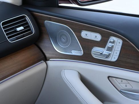 Used 2024 Mercedes-Benz GLS 450 4MATIC image 39