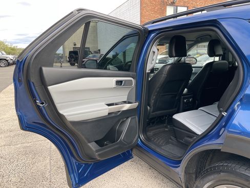 Used 2021 Ford Explorer XLT w/ Equipment Group 202A image 29