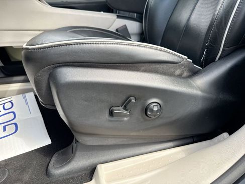 Used 2023 Chrysler Pacifica Limited image 12