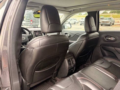 Used 2019 Jeep Cherokee Trailhawk w/ Comfort/Convenience Group AWD/4WD image 31