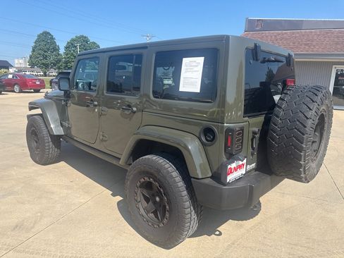 Used 2015 Jeep Wrangler Unlimited Rubicon w/ Connectivity Group AWD/4WD image 3