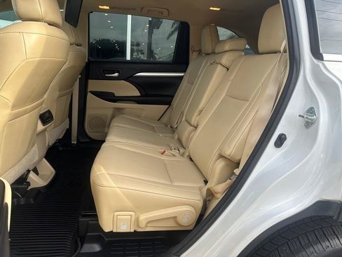 Used 2017 Toyota Highlander XLE FWD image 31