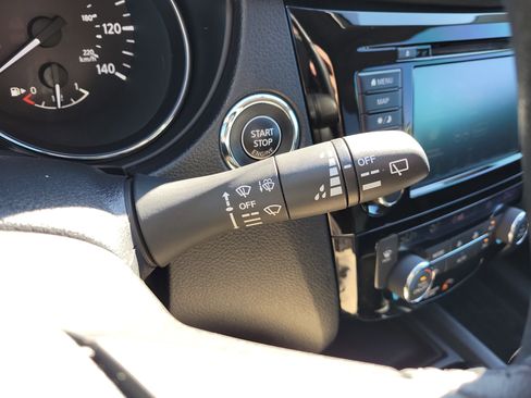 Used 2018 Nissan Rogue SV w/ Premium Package image 30