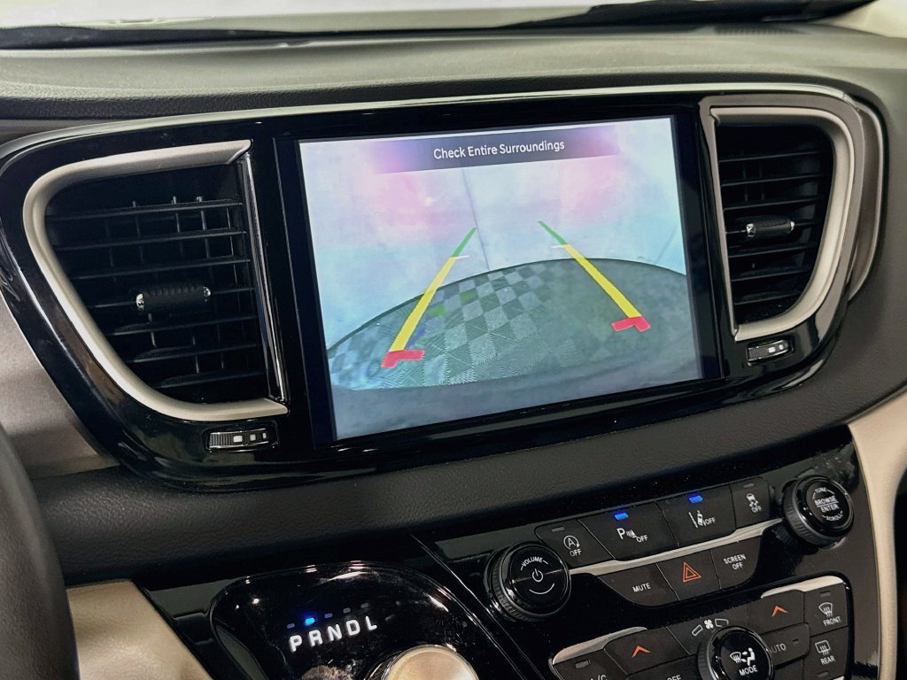 Used 2024 Chrysler Pacifica Touring-L FWD image 13