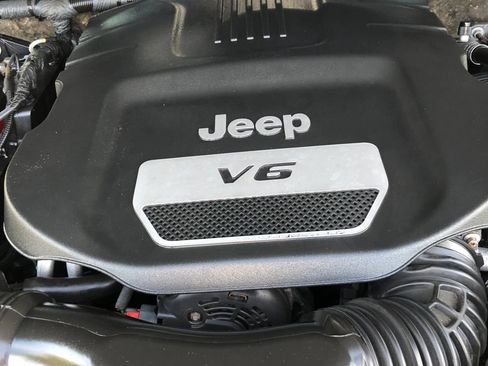Used 2015 Jeep Wrangler Unlimited Sahara w/ Connectivity Group AWD/4WD image 9