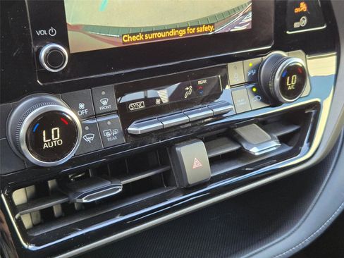 Used 2023 Toyota Highlander LE FWD image 19