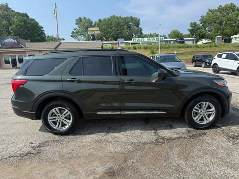 Used 2022 Ford Explorer XLT AWD/4WD image 2