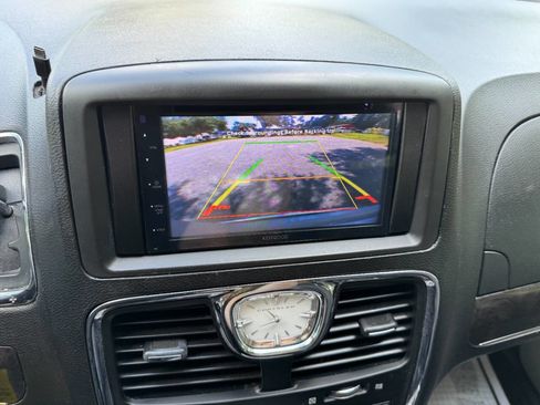 Used 2013 Chrysler Town & Country Touring image 23