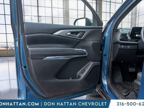 Used 2025 Chevrolet Traverse LT w/ Midnight/Sport Edition AWD/4WD image 17