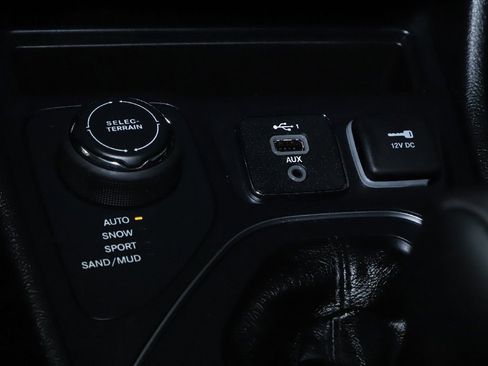 Used 2019 Jeep Cherokee Latitude Plus w/ Cold Weather Group AWD/4WD image 27