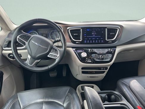 Used 2017 Chrysler Pacifica Touring-L FWD image 18