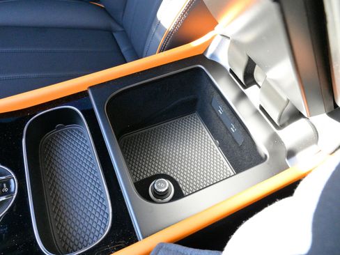 Used 2025 Bentley Bentayga image 31