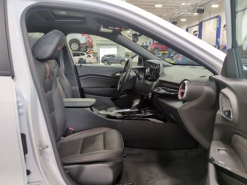 Used 2024 Chevrolet Trax RS w/ Sunroof Package FWD image 11