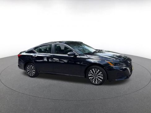 Used 2025 Nissan Altima 2.5 SV FWD image 3