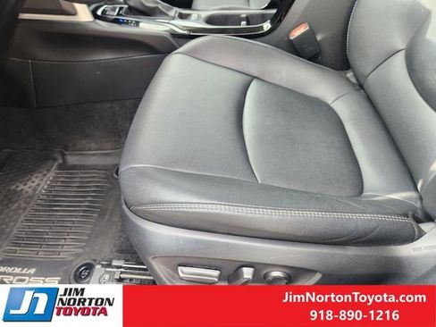 Used 2023 Toyota Corolla Cross XLE image 27
