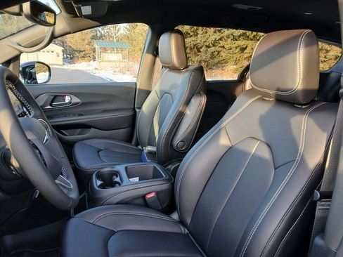 New 2026 Chrysler Pacifica Select image 11