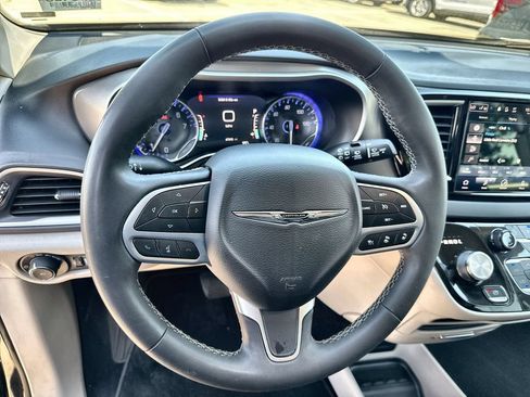 Used 2023 Chrysler Pacifica Touring-L FWD image 14