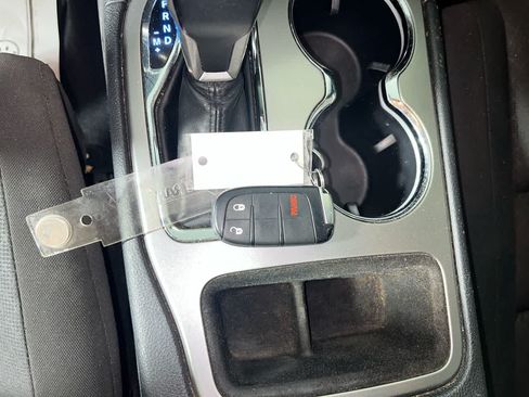 Used 2020 Jeep Grand Cherokee Laredo AWD/4WD image 24