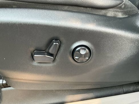 Used 2017 Chrysler Pacifica Touring-L FWD image 19