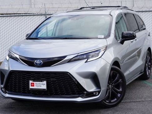 Used 2024 Toyota Sienna XSE image 4