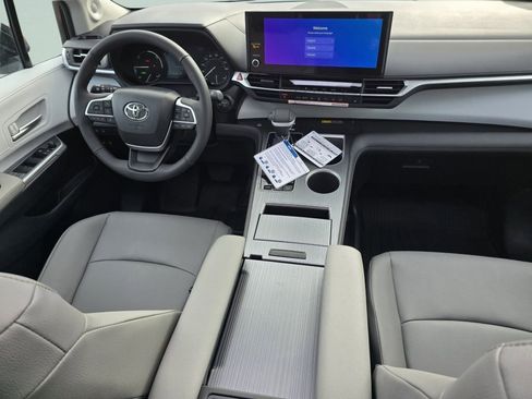 New 2026 Toyota Sienna XLE image 30
