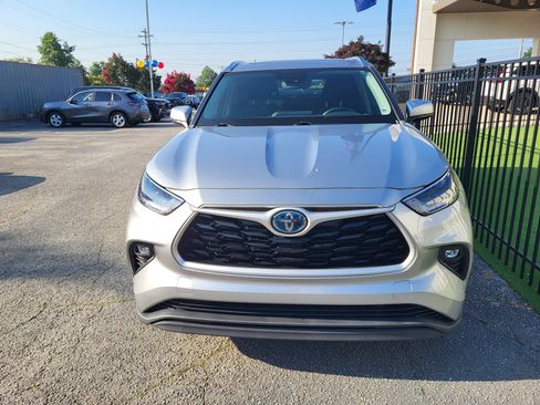 Used 2021 Toyota Highlander XLE FWD image 2