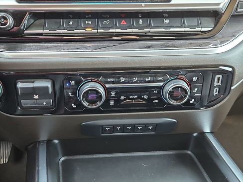 Used 2025 Chevrolet Silverado 3500 LTZ w/ LTZ Convenience Package AWD/4WD image 17