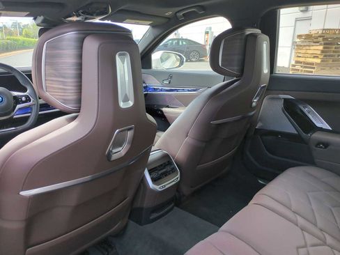 Used 2024 BMW i7 xDrive60 image 18