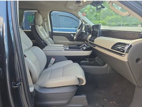 Used 2024 Lincoln Navigator Premiere AWD/4WD image 20