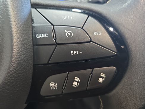 Used 2025 Chrysler Pacifica Limited FWD image 16