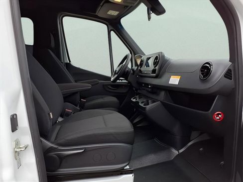 Used 2024 Mercedes-Benz Sprinter 2500 image 16