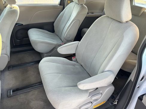 Used 2013 Toyota Sienna L image 5